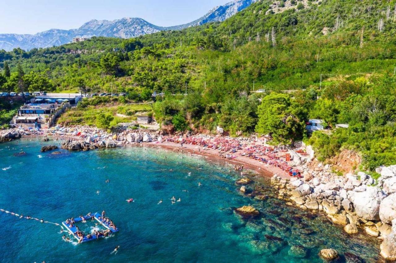 Beachfront Red Apartments With Pool Bar Kültér fotó