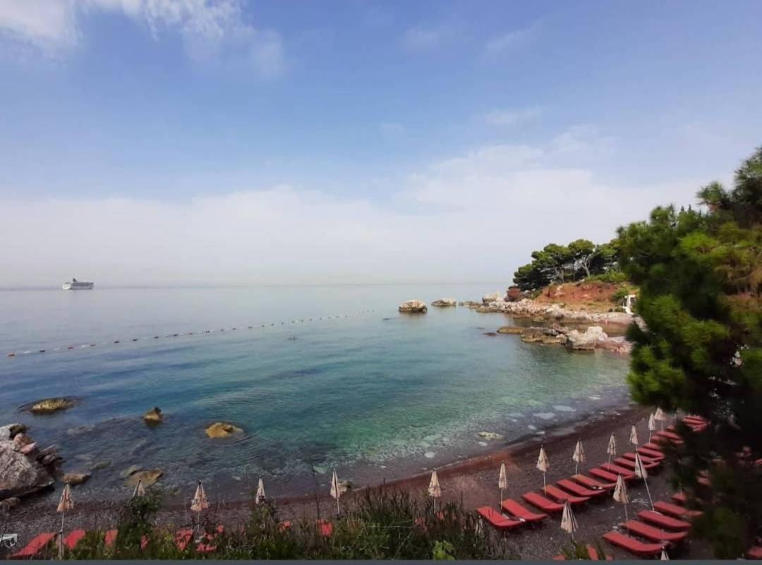 Beachfront Red Apartments With Pool Bar Kültér fotó