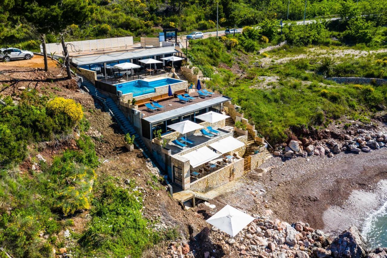 Beachfront Red Apartments With Pool Bar Kültér fotó