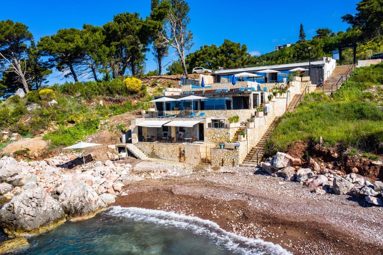 Beachfront Red Apartments With Pool Bar Kültér fotó