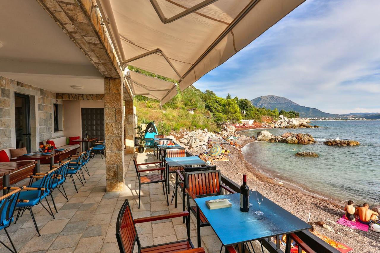 Beachfront Red Apartments With Pool Bar Kültér fotó