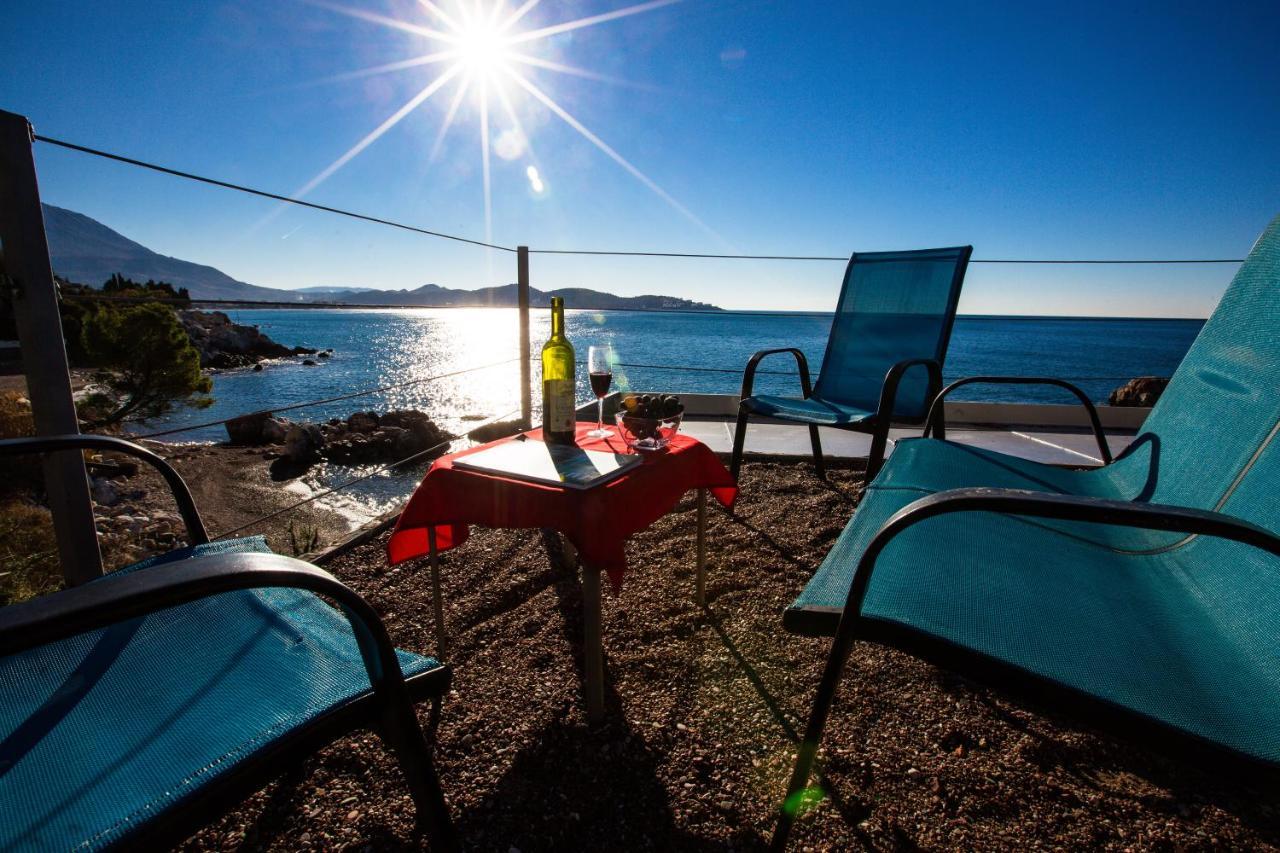 Beachfront Red Apartments With Pool Bar Kültér fotó