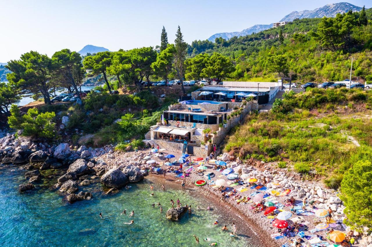 Beachfront Red Apartments With Pool Bar Kültér fotó